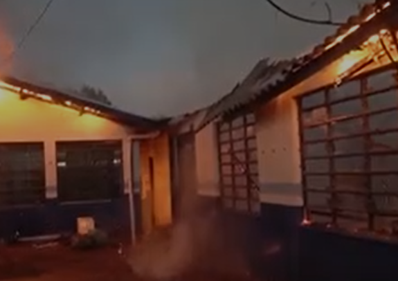 Escola municipal de Cruzeiro do Oeste fica parcialmente destruída após incêndio criminoso