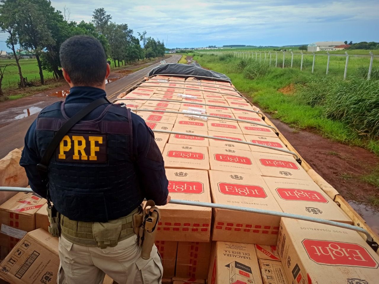 PRF apreende quase meio milhão de maços de cigarros no Paraná