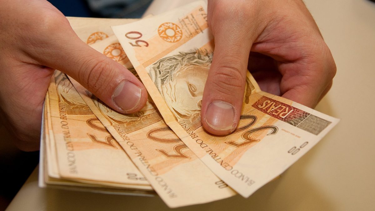 Salário mínimo ideal deveria ser de R$ 6.394,76 em março, calcula Dieese