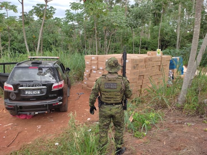 BPfron e PF apreendem 600 caixas de cigarros do Paraguai em área rural de Altônia