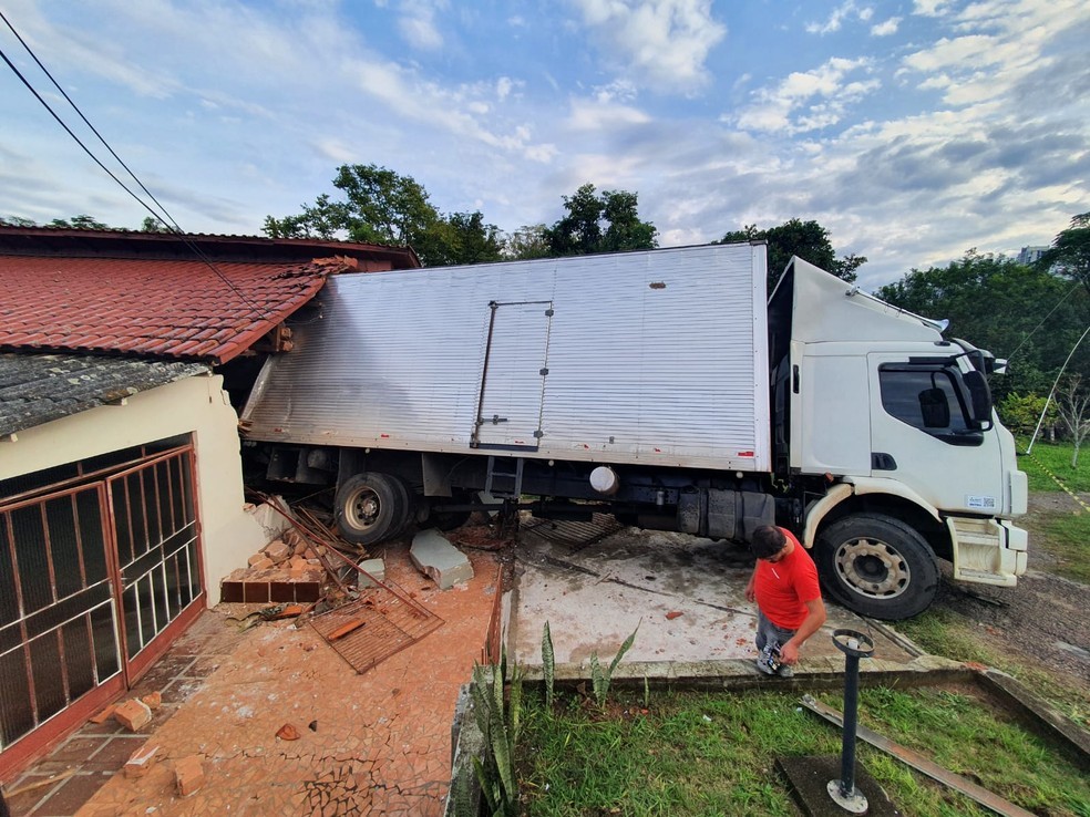 De ré, caminhão invade casa em Ponta Grossa; motorista disse que veículo ficou sem freios