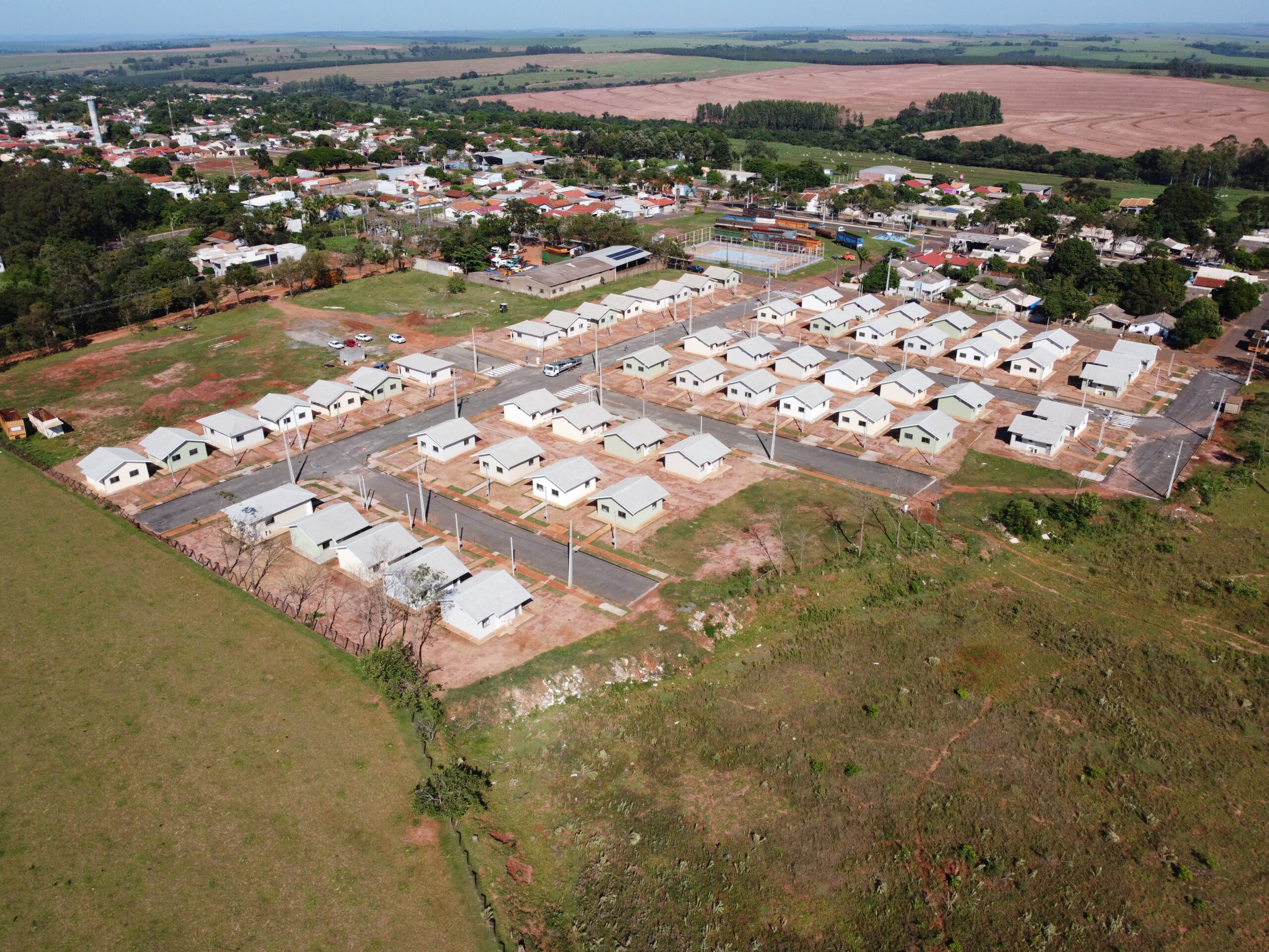 57 famílias de Mariluz recebem as chaves de suas novas moradias