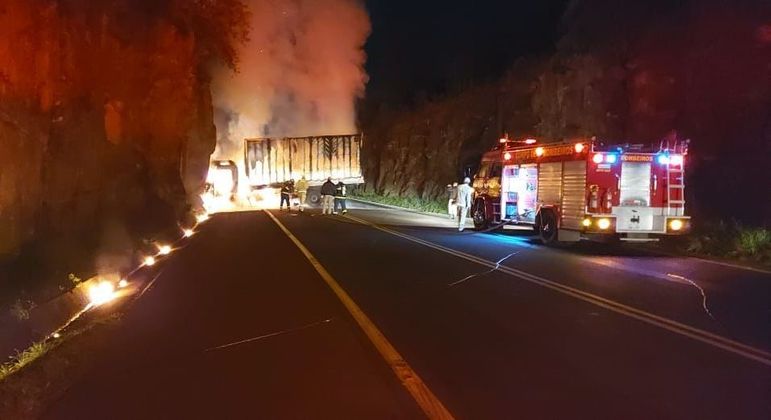 Com reféns, carros incendiados e tiros contra a polícia, quadrilha ataca empresa de valores em Guarapuava/PR