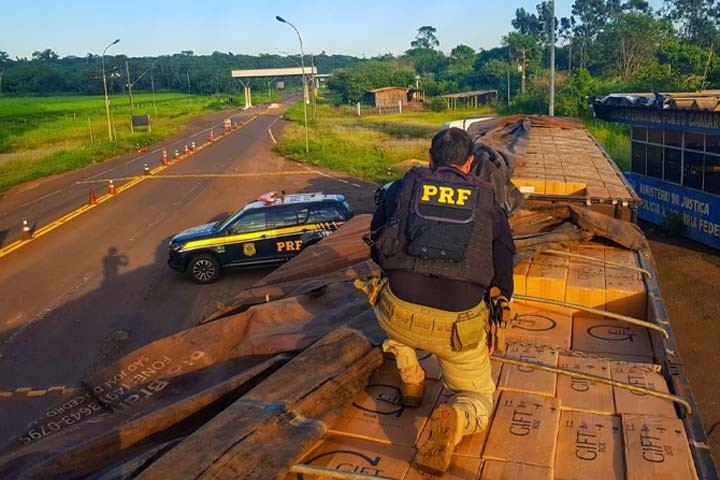 PRF recupera rodotrem carregado com 600 mil maços de cigarros em Alto Paraíso