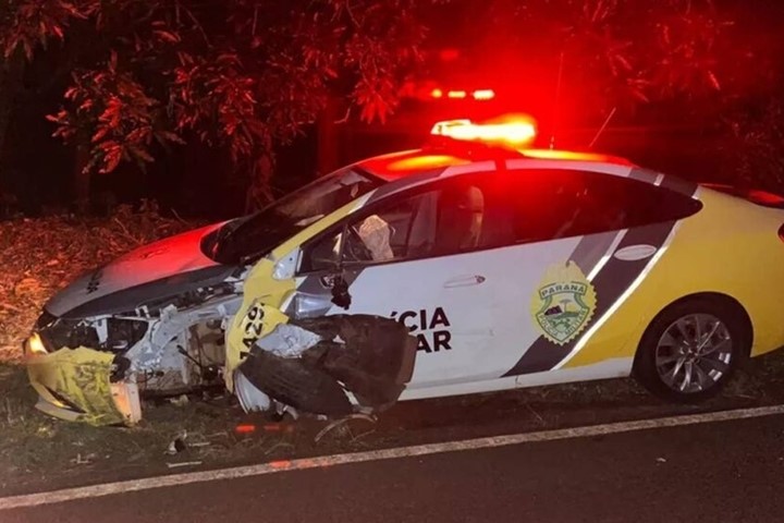 Bêbado, motorista colide frontalmente contra viatura da Polícia Militar