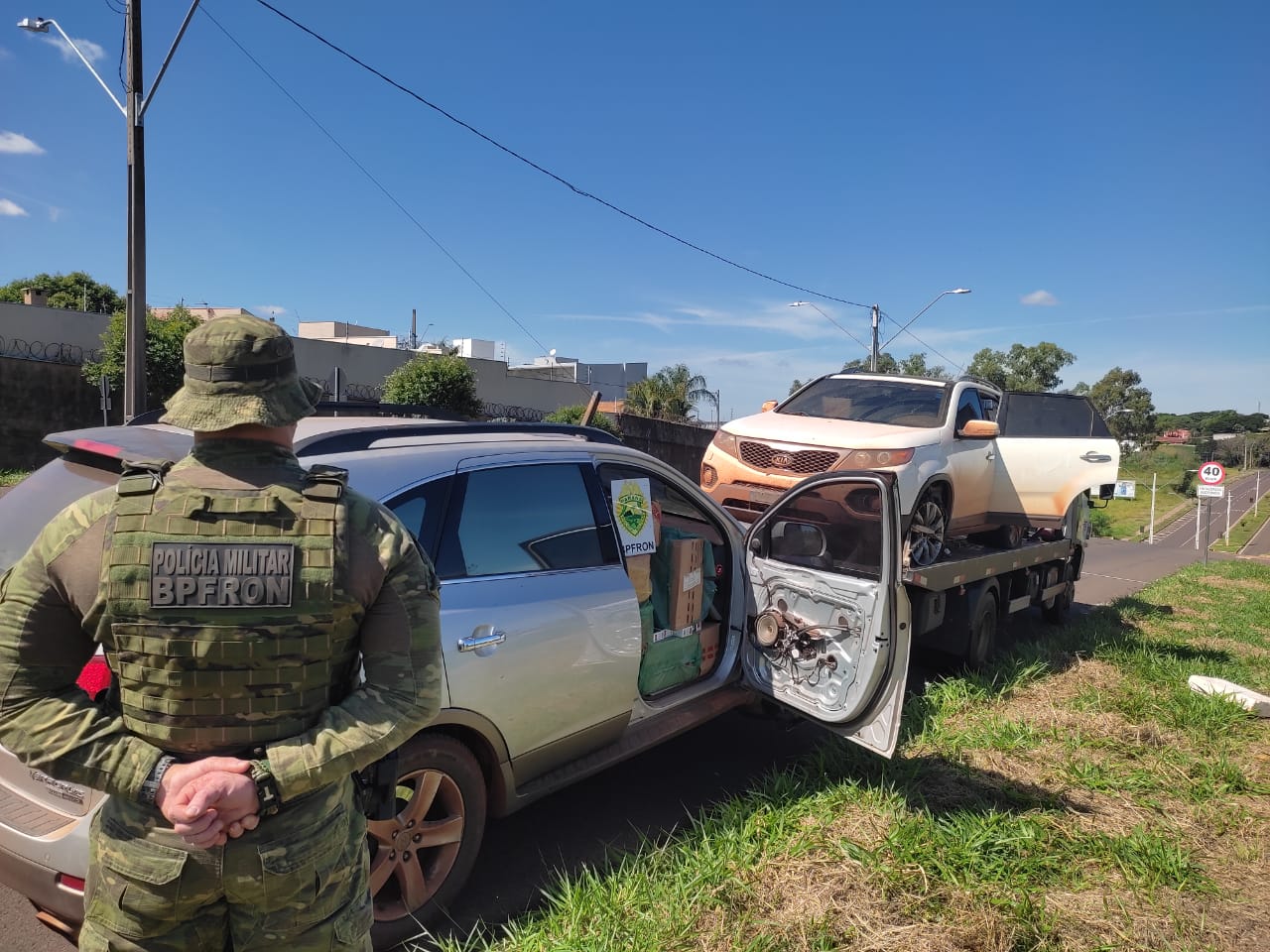Dois veículos carregados com cigarros são apreendidos durante ação do BPFron em Umuarama Dois veículos carregados com cigarros são apreendidos durante ação do BPFron em Umuarama