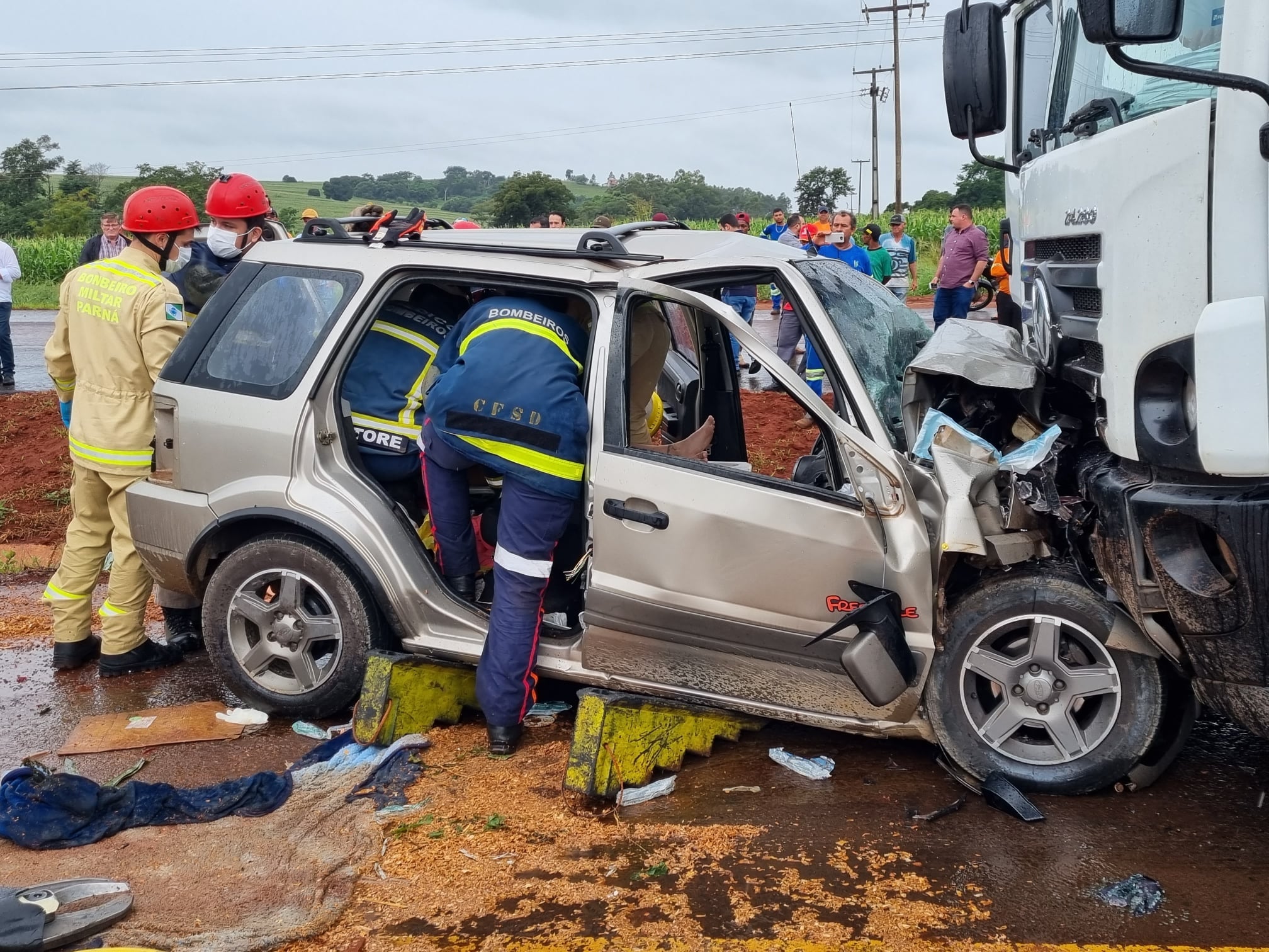 Após colisão frontal na PR 323, criança de quatro anos é ejetada do veículo