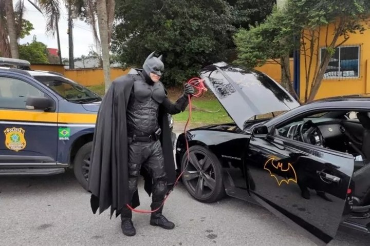 PRF resgata Batman após Batmóvel ficar sem bateria na BR-101 PRF resgata Batman após Batmóvel ficar sem bateria na BR-101