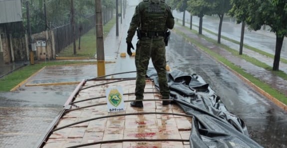 BPFron apreende carreta carregada com 45 mil pacotes cigarros em Douradina