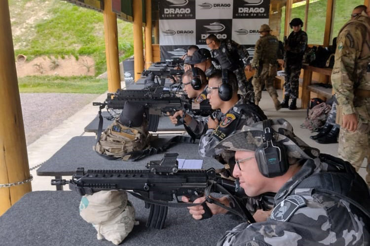 Para ampliar proteção à população, PMPR forma policiais no curso de Atirador Designado