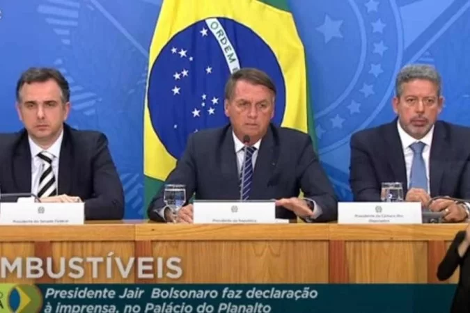 Bolsonaro propõe zerar ICMS para tentar reduzir preço dos combustíveis