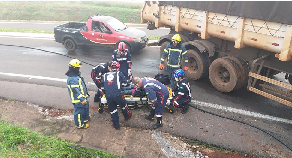 Caminhoneiro fica enclausurado após perder o controle da carreta e tombar o veículo