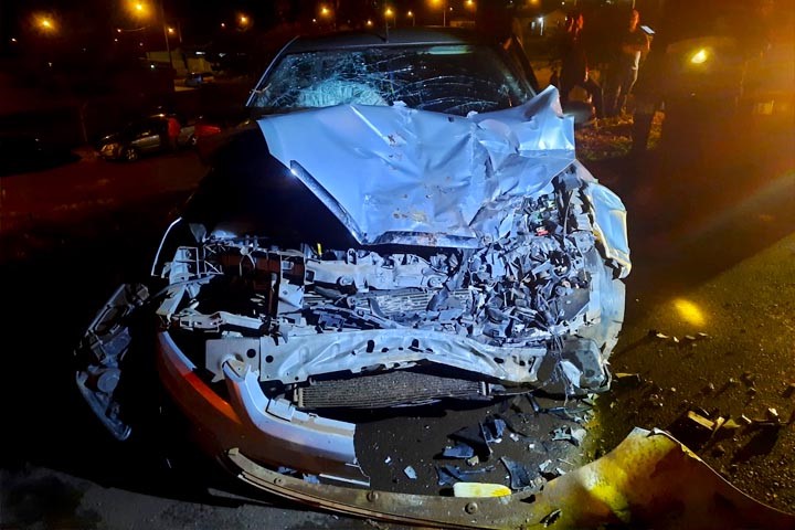 Colisão frontal entre carro e colheitadeira deixa quatro pessoas feridas