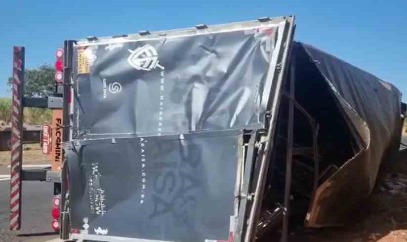 Carreta com equipamentos de Maiara e Maraisa tomba em rodovia paulista Carreta com equipamentos de Maiara e Maraisa tomba em rodovia paulista