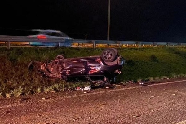 RS: mulher sobrevive a capotamento, sai do carro e morre atropelada RS: mulher sobrevive a capotamento, sai do carro e morre atropelada