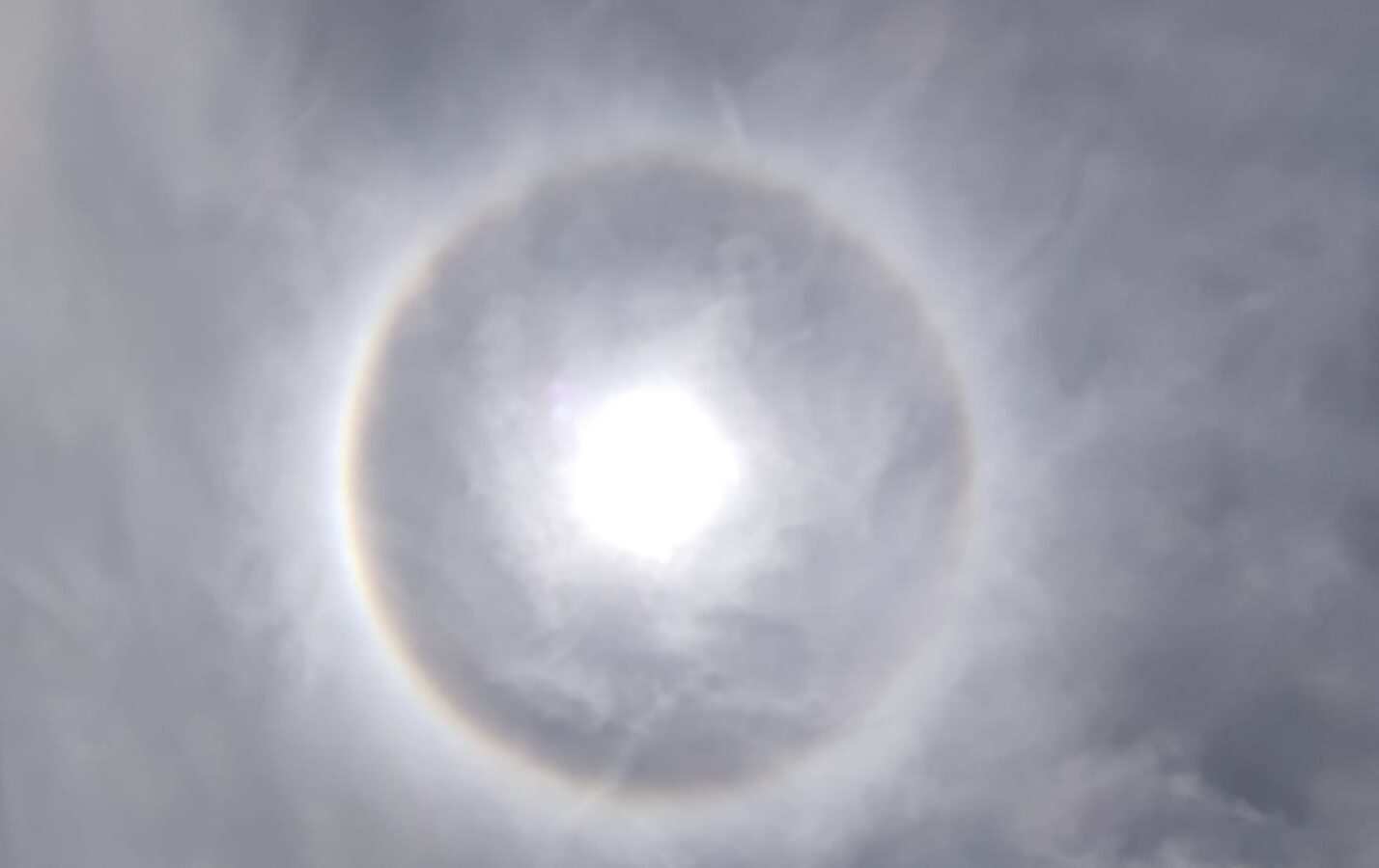 Fenômeno halo solar chama a atenção no céu em Icaraíma