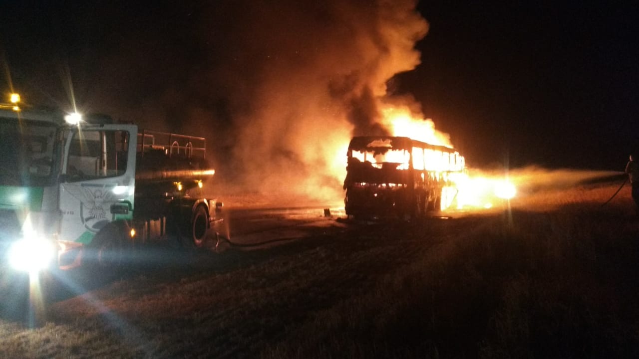 Ônibus com fieis da Assembleia de Deus é destruído pelo fogo a caminho de Alto Piquiri