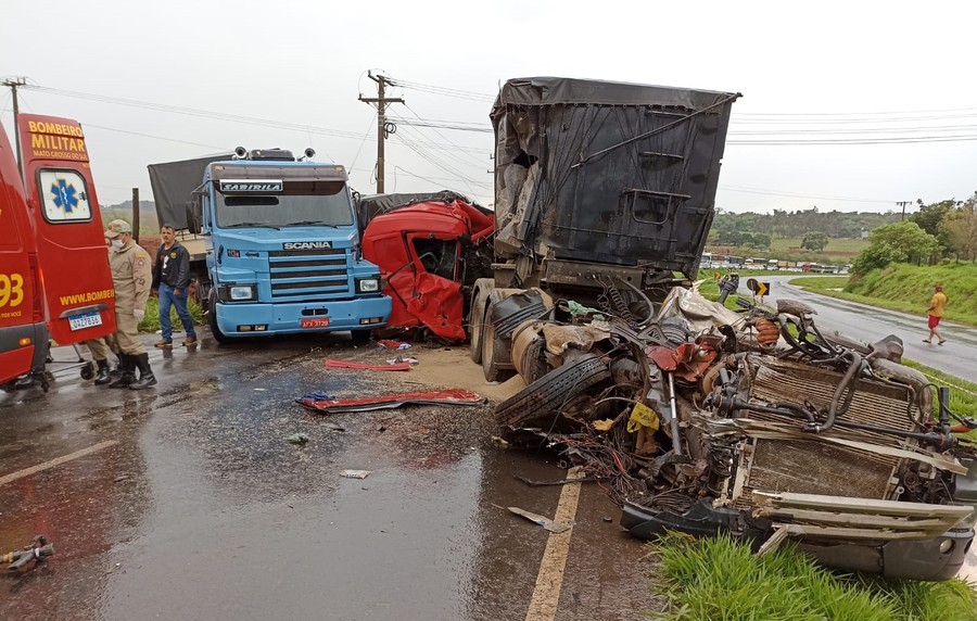 Carreta com placa de Umuarama se envolve em colisão violenta no Mato Grosso do Sul