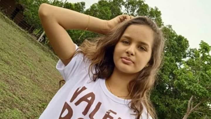 Adolescente sai do banho molhada e morre eletrocutada ao tocar em TV