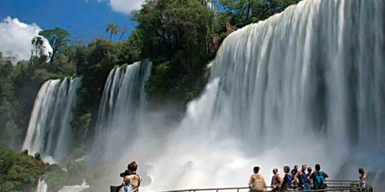 Turista cai no lado argentino das Cataratas