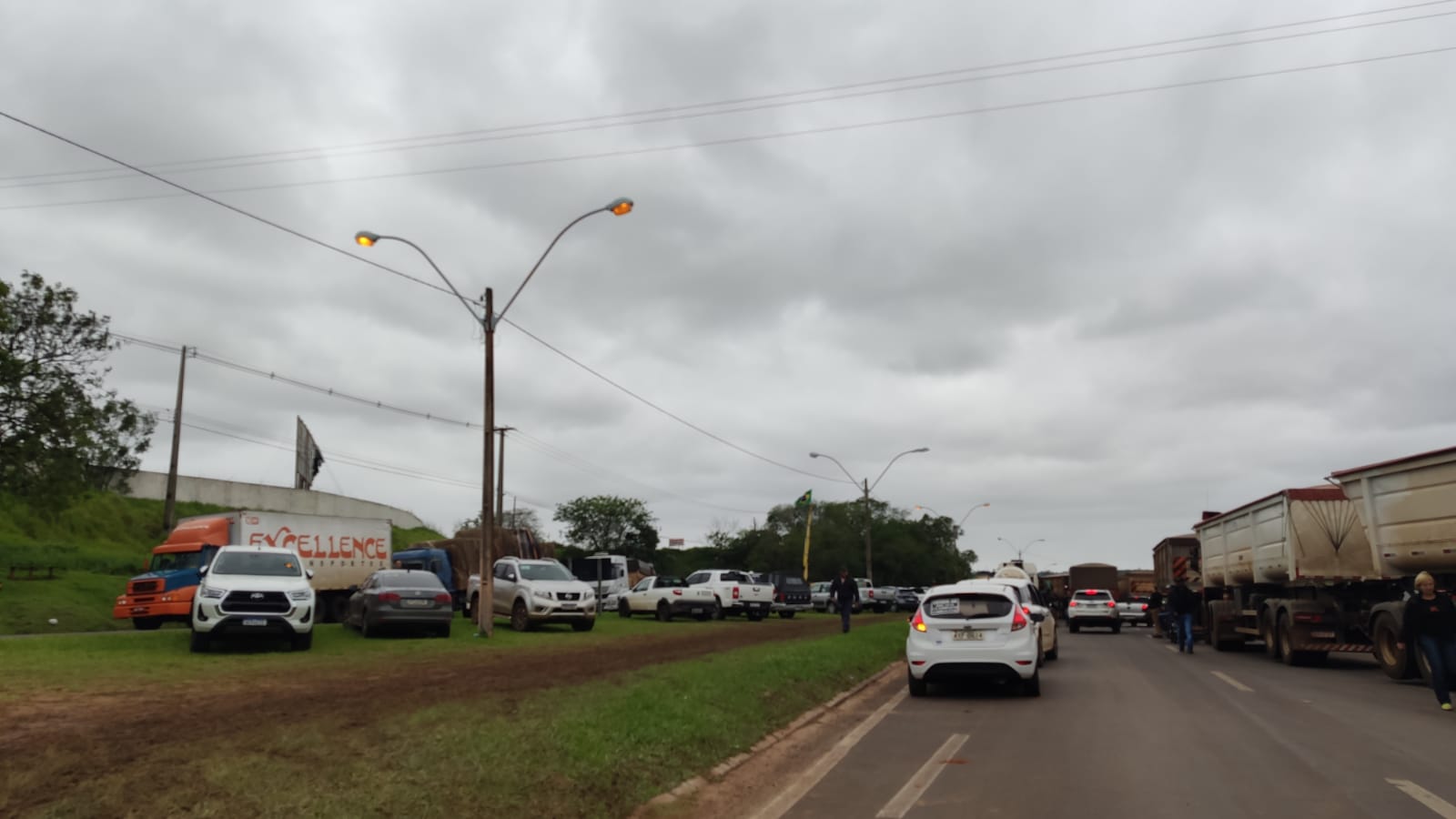 Comerciantes de Umuarama fecham empresas em apoio a paralização dos caminhoneiros