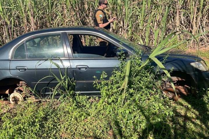 Carro roubado na região de Icaraíma é ‘depenado’ e abandonado em plantação de cana em Ivaté