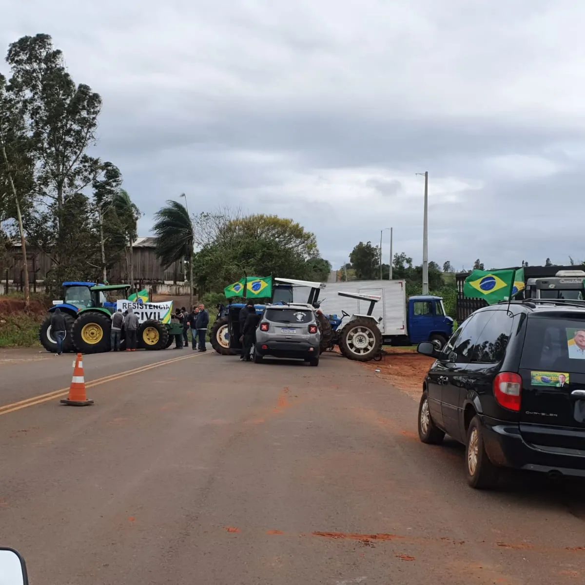 Manifestantes seguem bloqueando a pista da que dá acesso a Icaraíma