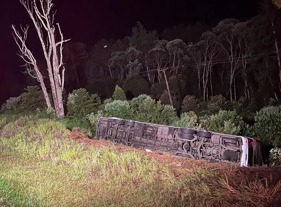 Pelo menos sete pessoas morrem após ônibus de viagem tombar na BR-277, em Fernandes Pinheiro