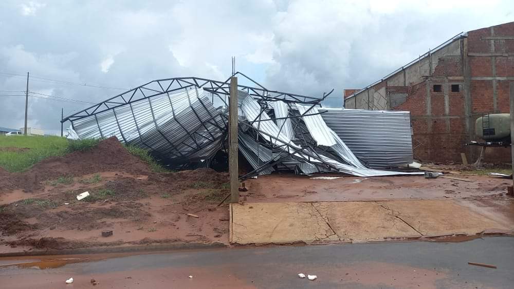 Chuvas acompanhadas por ventos provocam estragos nesta sexta-feira em Umuarama