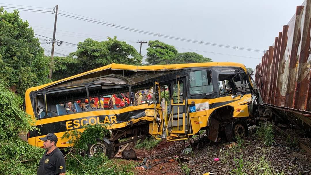 Alunos da Apae morrem após locomotiva colidir contra ônibus escolar