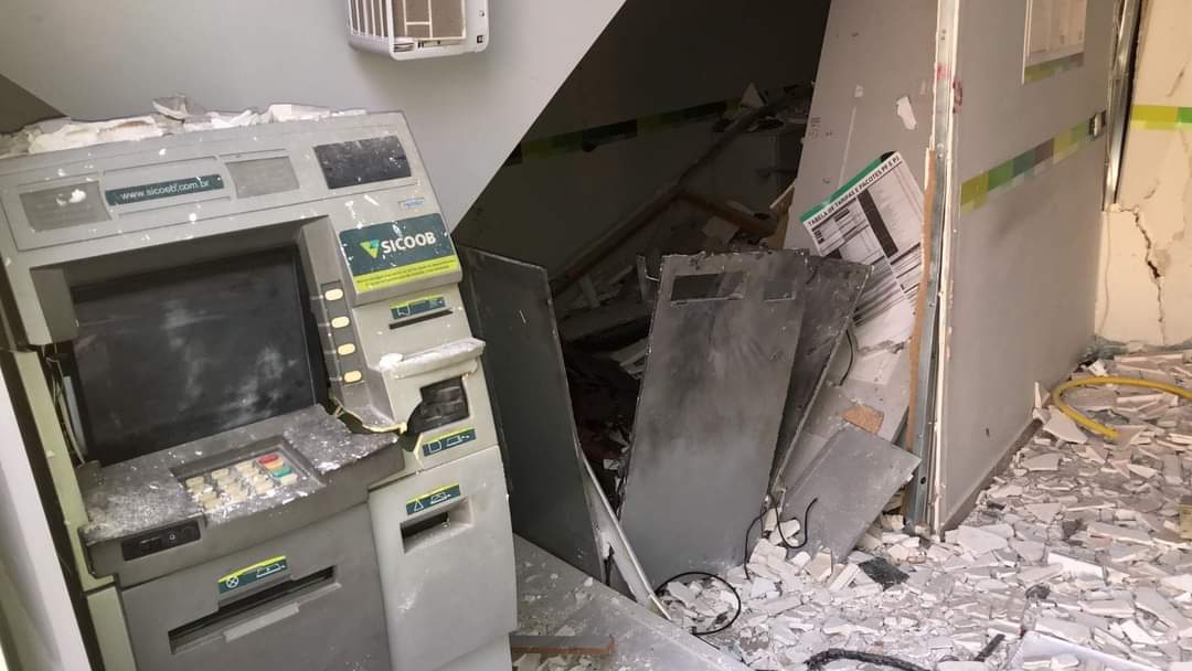 Ação rápida da PM resulta na prisão de trio suspeito de explodir agência bancária de Umuarama Ação rápida da PM resulta na prisão de trio suspeito de explodir agência bancária de Umuarama