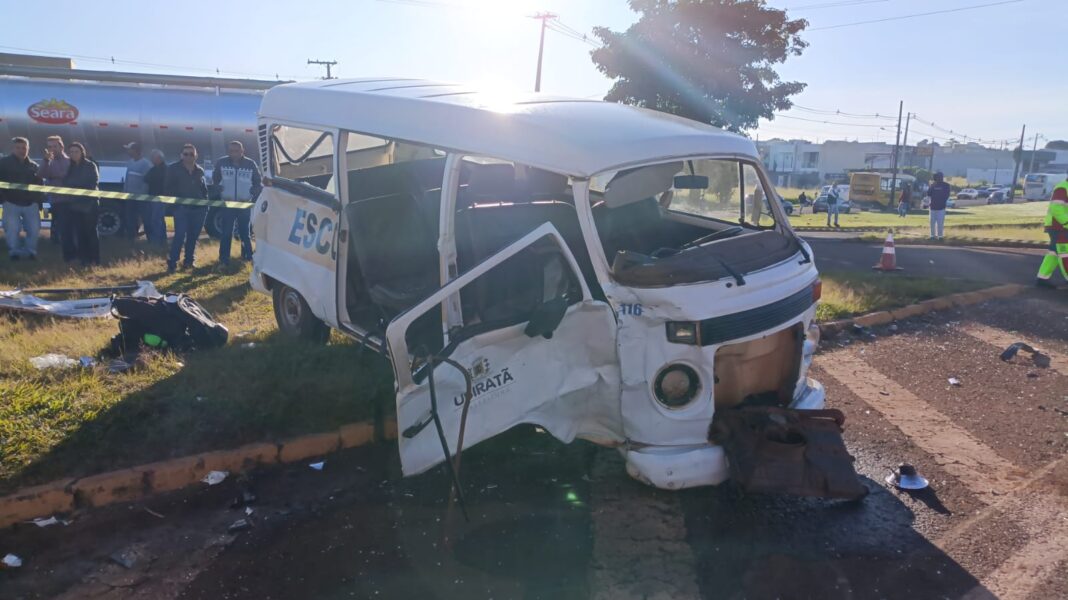 TRAGÉDIA: Motorista de kombi escolar morre e quatro crianças ficam feridas nesta manhã TRAGÉDIA: Motorista de kombi escolar morre e quatro crianças ficam feridas nesta manhã