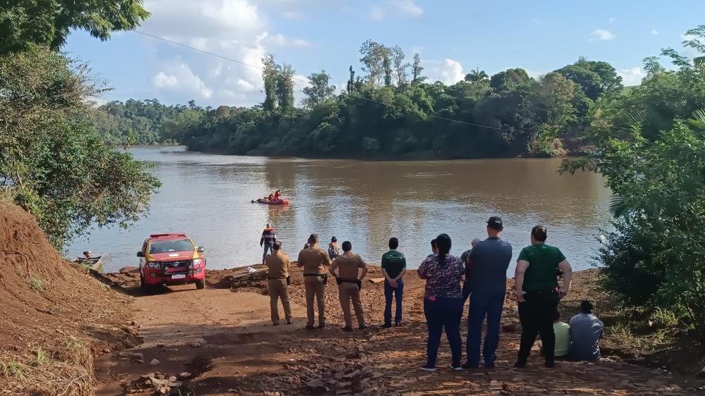 Buscas por idoso que caiu de balsa com o carro no Rio Piquiri continuam