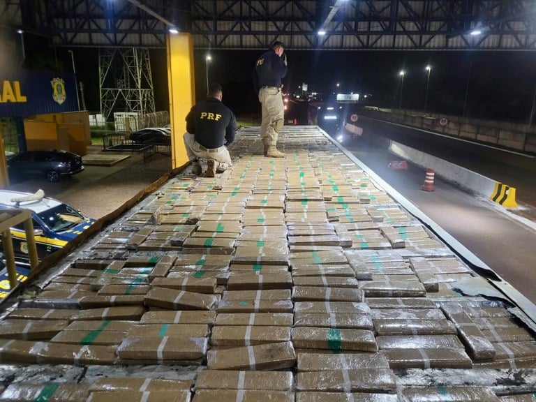 Mais de duas toneladas de maconha são apreendidas em câmara fria em Cascavel Mais de duas toneladas de maconha são apreendidas em câmara fria em Cascavel