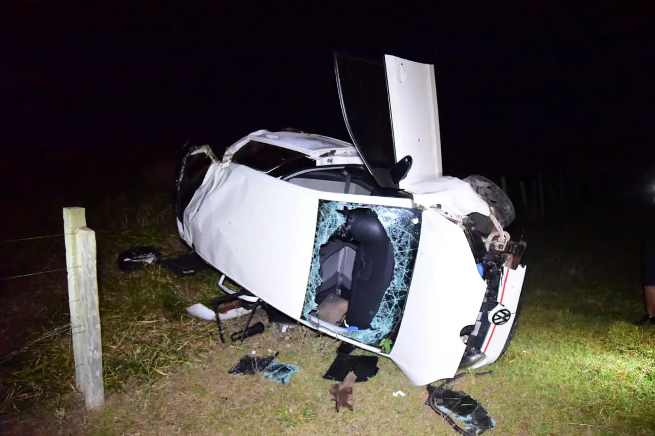 Carro com 5 pessoas capota na Estrada Boiadeira após motorista tentar desviar de animal