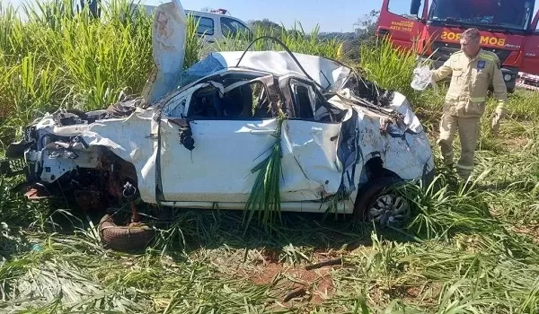 Gravidade na PR-364: Carro de Guaíra foi destruído em acidente.