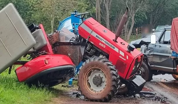 Trator parte ao meio em batida com camioneta.