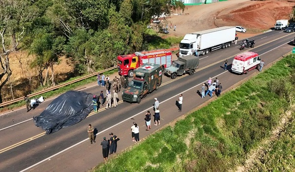 Duas vítimas fatais em grave acidente entre 3 carros e uma moto na BR-277.