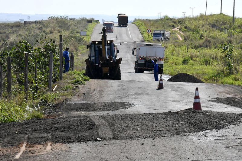 Equipes da Prefeitura fazem manutenção na ligação da Boiadeira com a rodovia PR-580