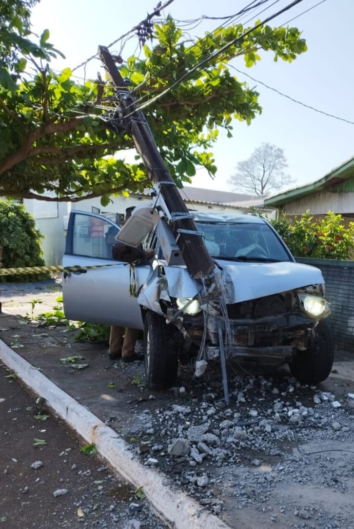 Pérola: Homem morre após mal súbito, carro fica desgovernado e bate em poste de luz.