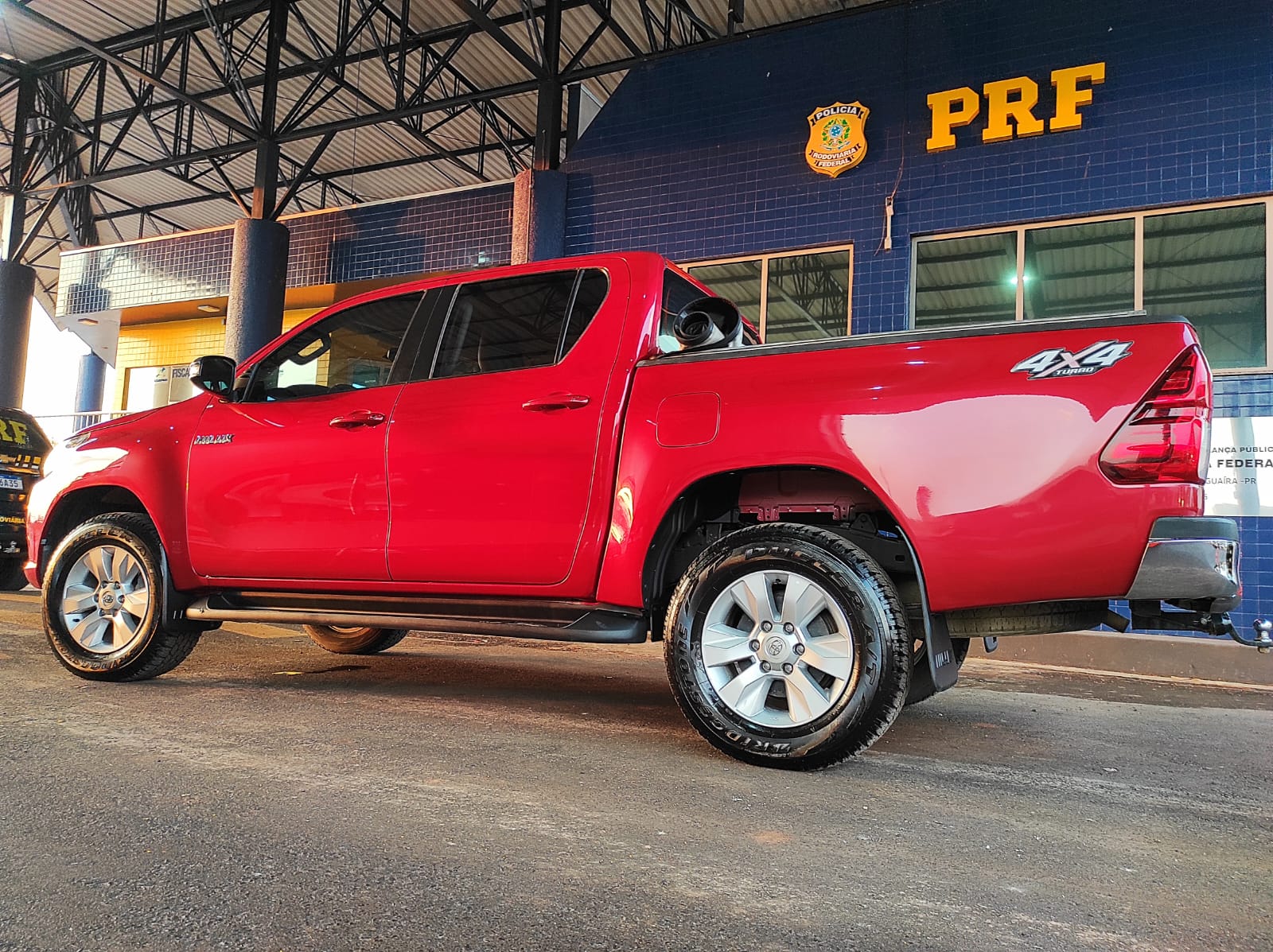 PRF recupera Hilux e detém condutor com diversas passagens pela policia.