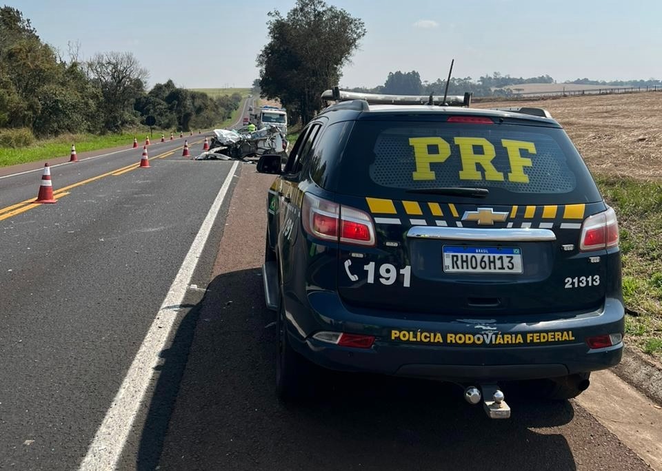 Colisão frontal entre automóvel e carreta mata uma pessoa.