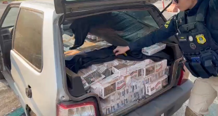 PRF apreende carro transportando 6 mil maços de cigarros na BR – 277. PRF apreende carro transportando 6 mil maços de cigarros na BR – 277.