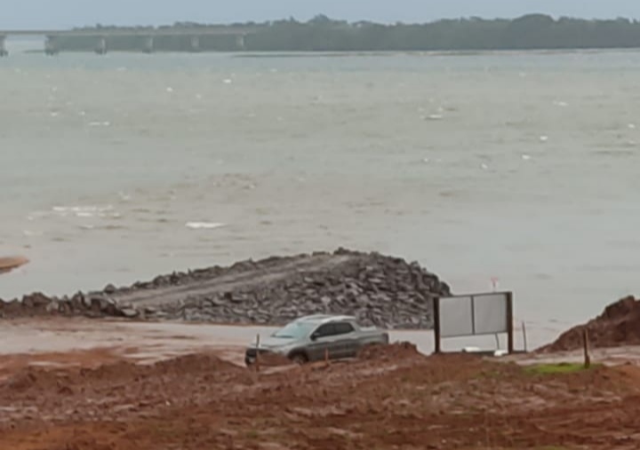 Temporal provoca estrago e assusta turistas no Rio Paraná.