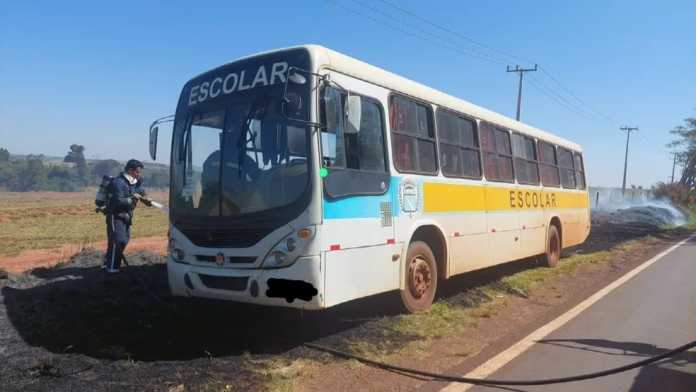 Um ônibus escolar pegou fogo na zona rural de Marilena, Pr.