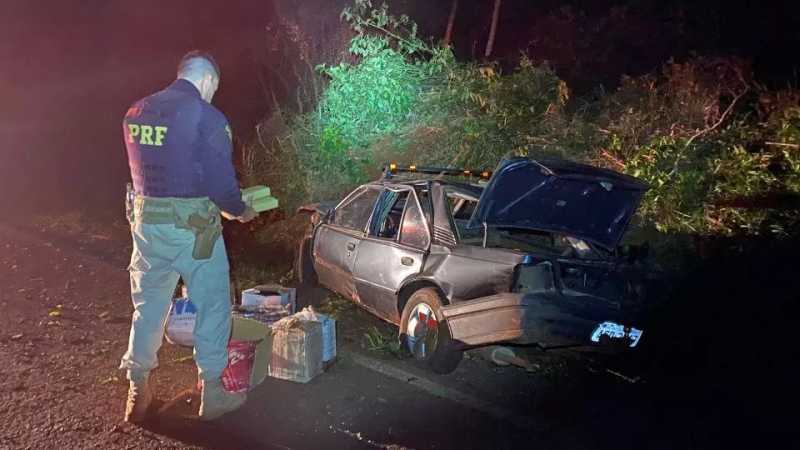 Homem é detido após capotar carro carregado com maconha em Santa Terezinha de Itaipú.