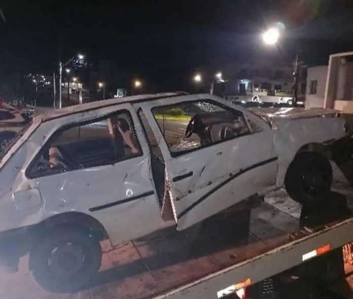 Motorista quebra próprio carro a marretadas após ser abordado pela PM