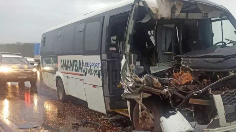 Grave acidente na BR 467 envolvendo ônibus com pacientes e carreta