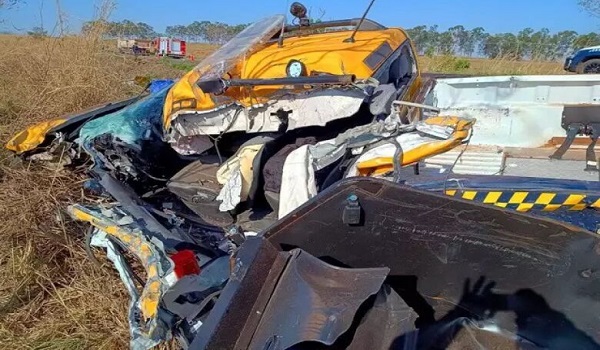 Policial fica grave ferido após viatura colidir contra carreta