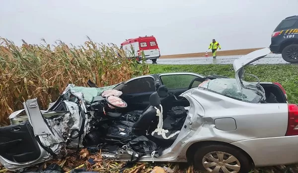 Um morto e três feridos em acidente entre dois carros na BR 368